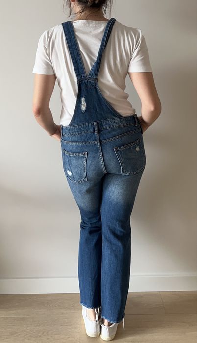 Jeansowe ogrodniczki z przetarciami