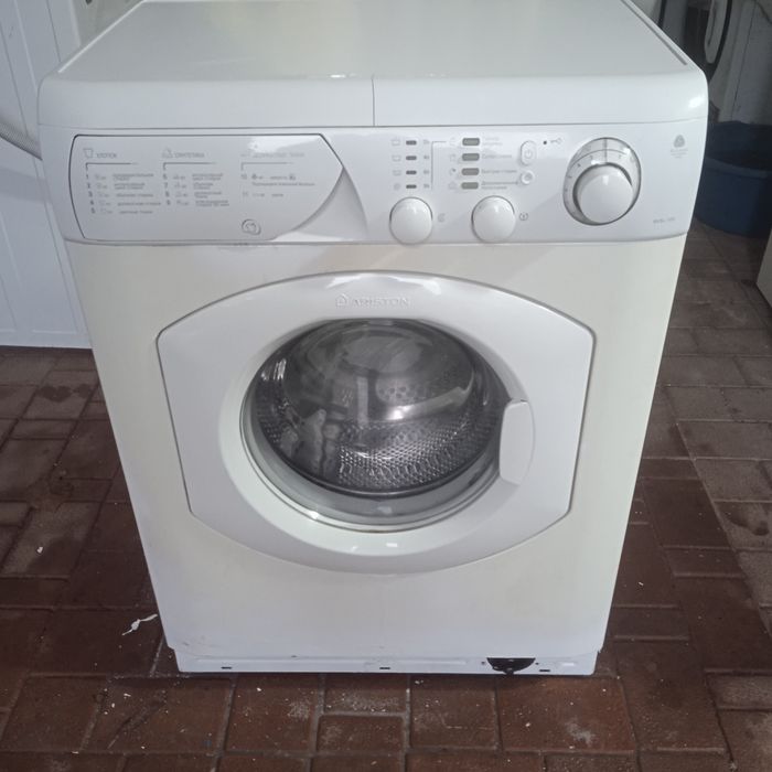 Стиральная пральна машинка Ariston 5кг AVSL100