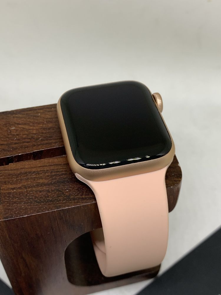 Оригінальні apple watch series se 40  mm rose gold