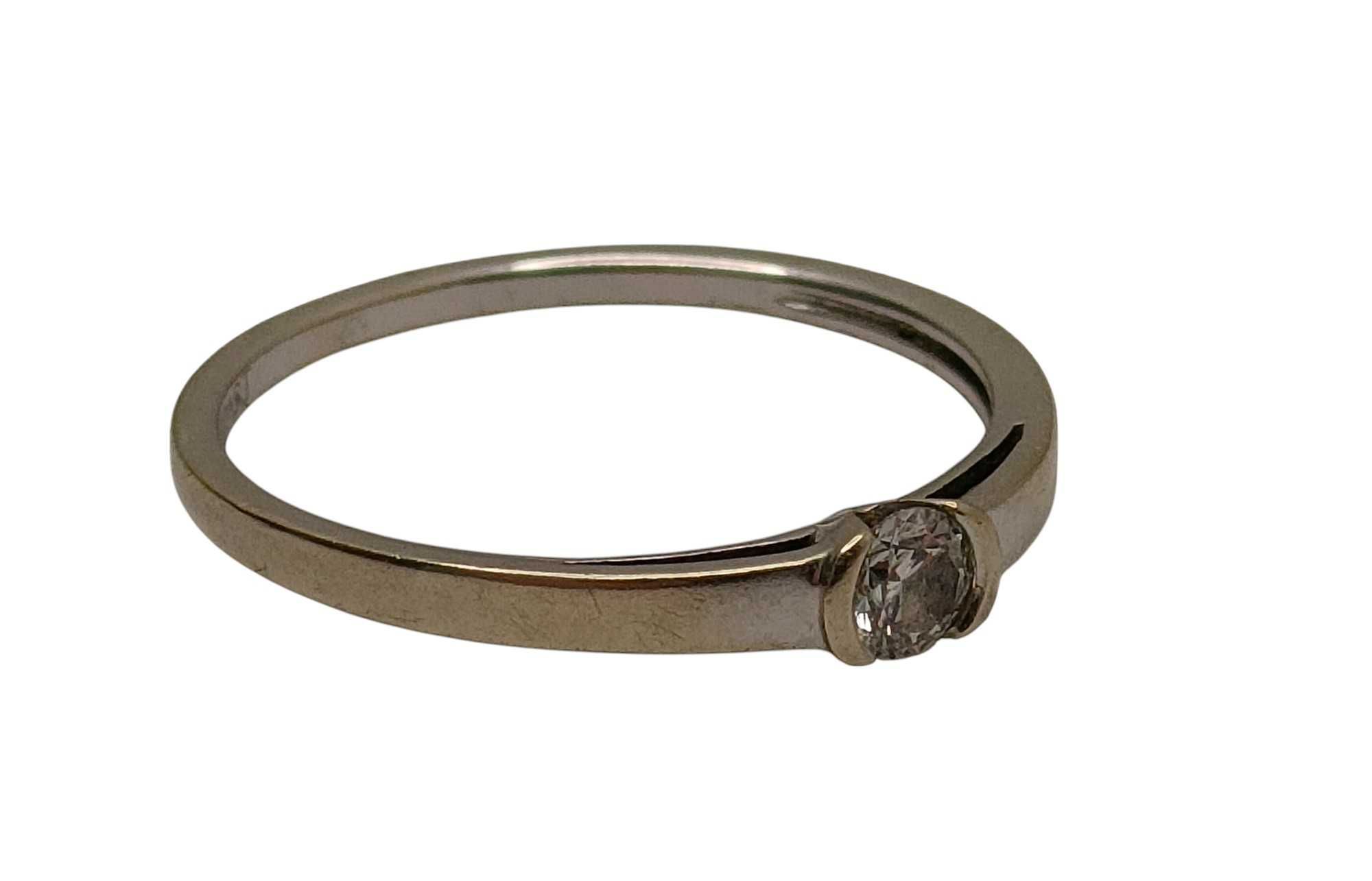 Pierścionek z białego złota 585/1,11G/R11 brylant 0,13CT Apart certyf.