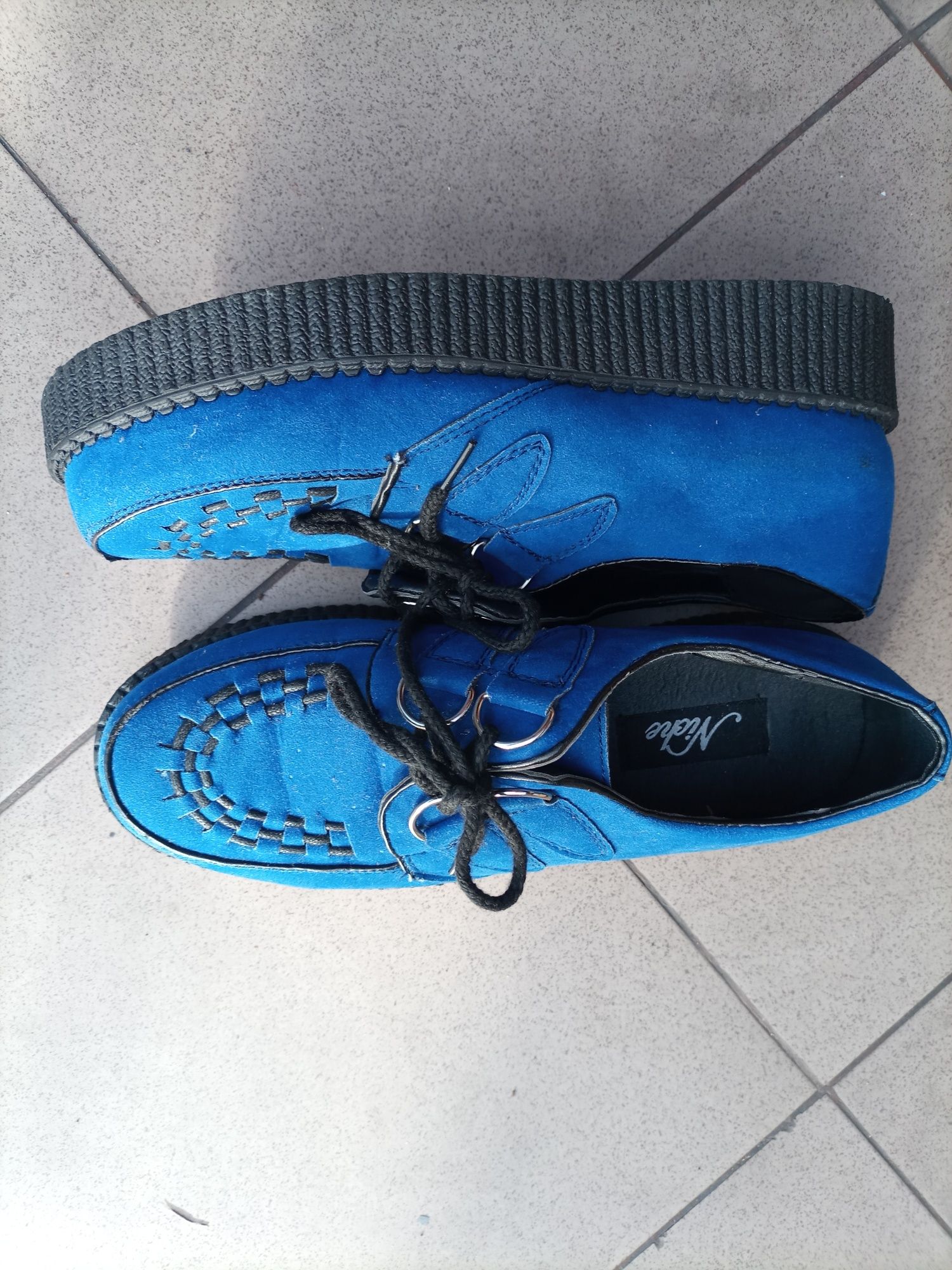 Buty na koturnie