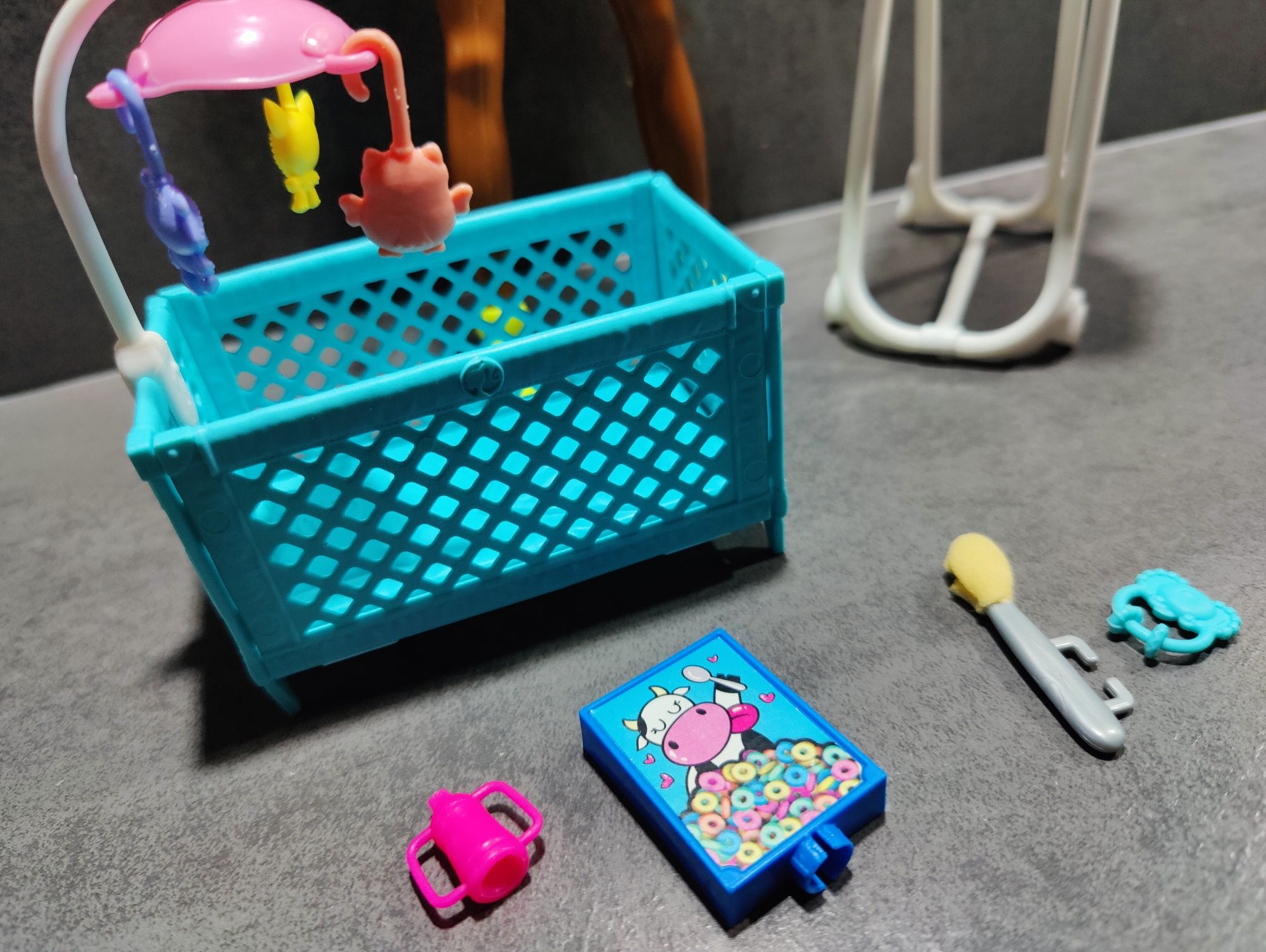 Mattel Barbie lalka Skipper opiekunka FHY99 zestaw łóżeczko krzesełko
