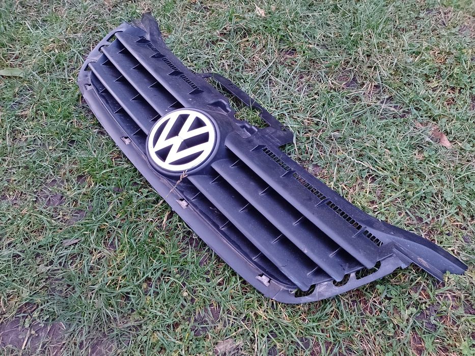 Решітка радіатора та радіатор охолодження VW Touran. Бамперні решітки