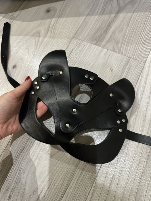 Шкіряні маски на обличчя