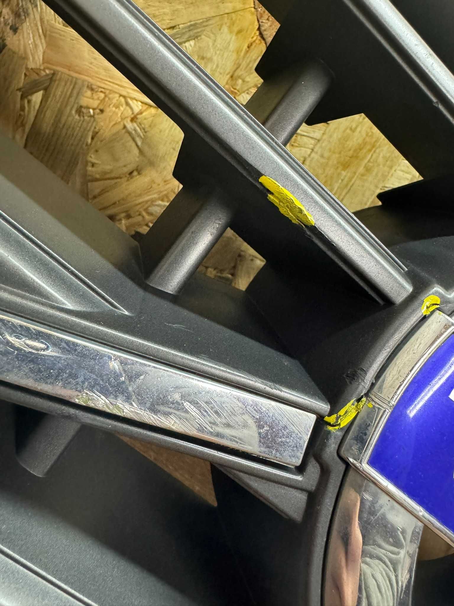 Oryginalny grill atrapa zderzaka chłodnicy Volvo XC60 I LIFT