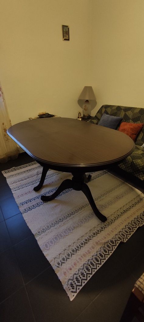 Mesa de sala de jantar em madeira