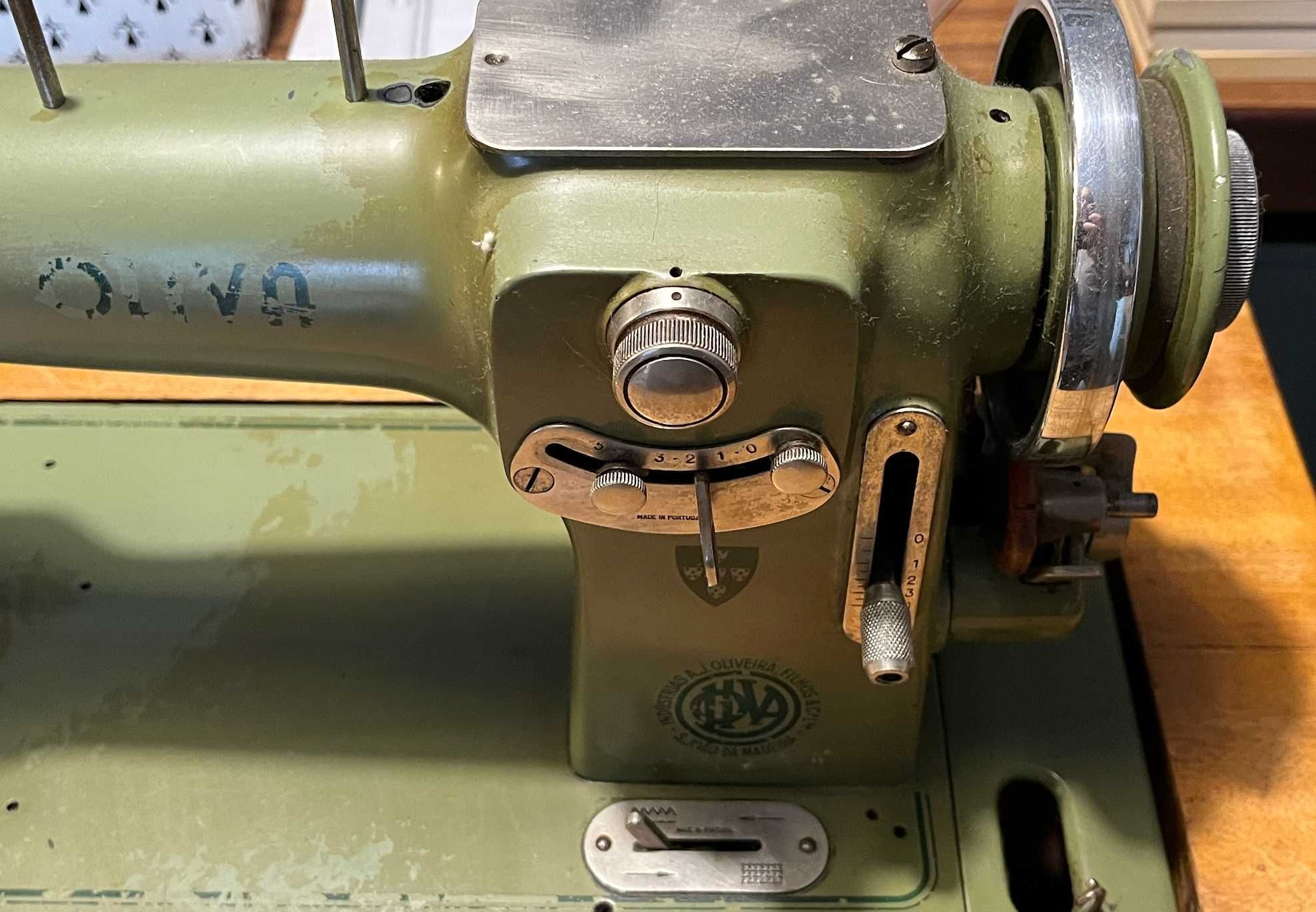 Máquina de costura Oliva CL 50 com Móvel