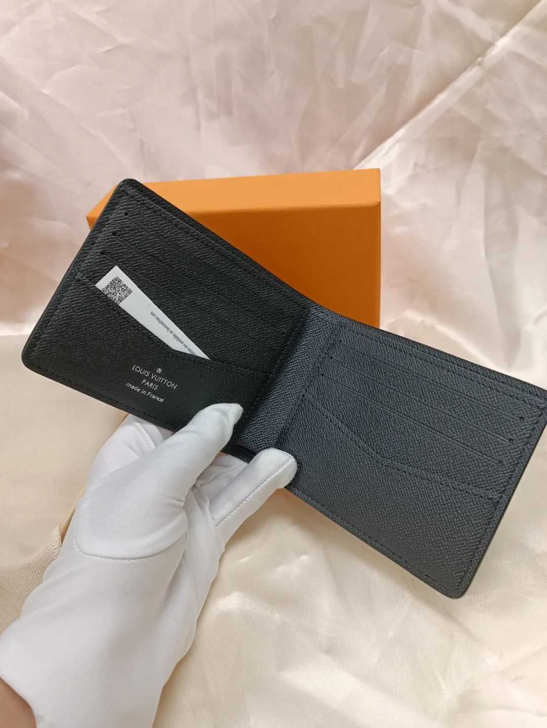 Mały składany portfel z monogramem LV
