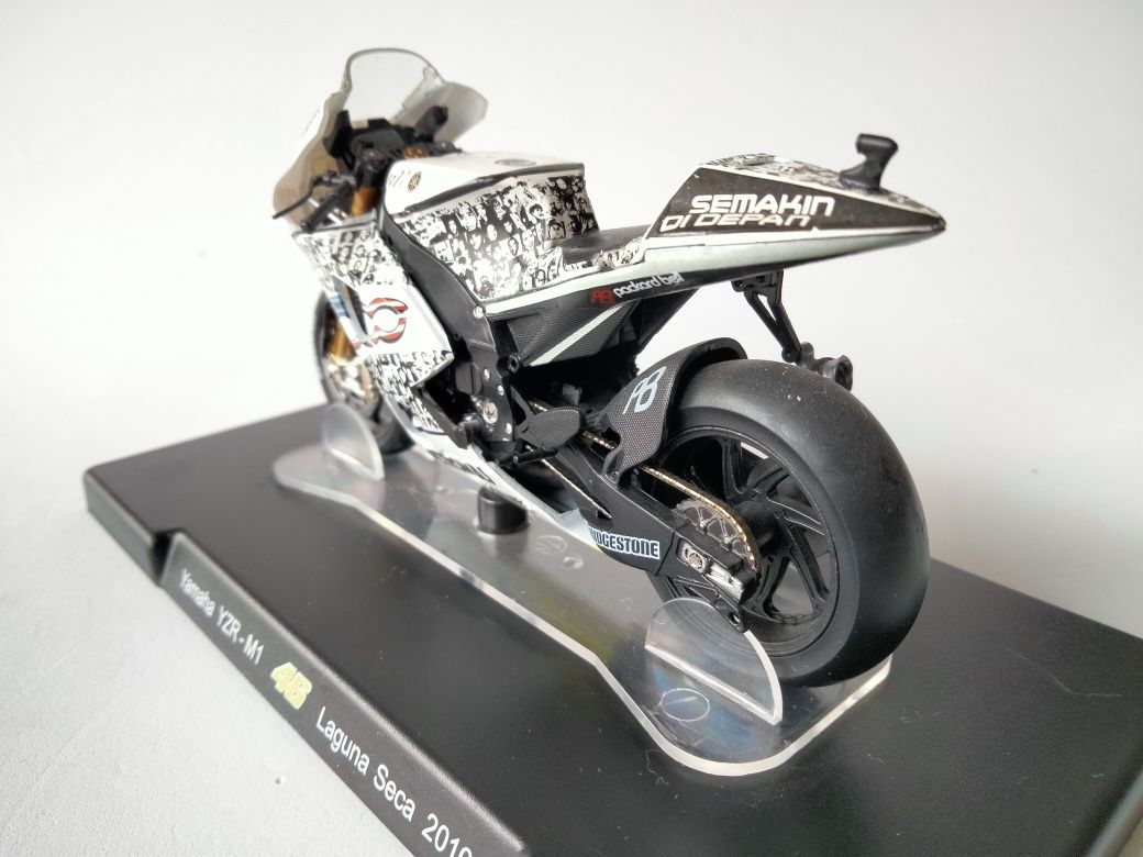 1/18 Yamaha YZR-M1 #46 - Valentino Rossi (2010)