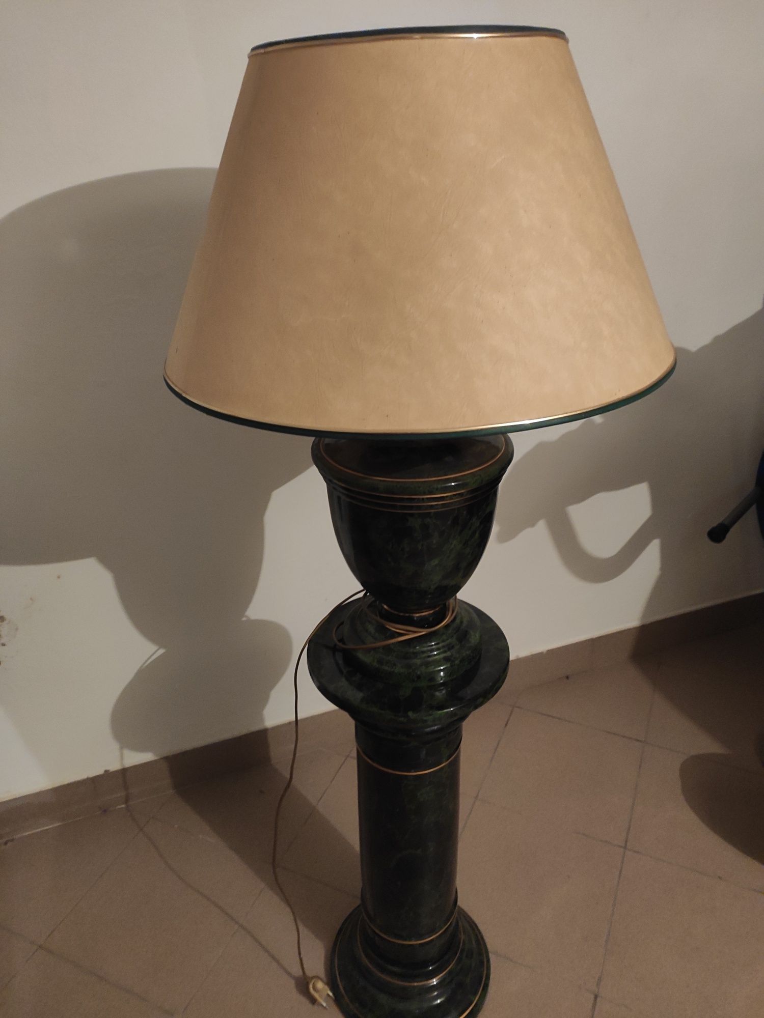 Duża lampa z abażurem