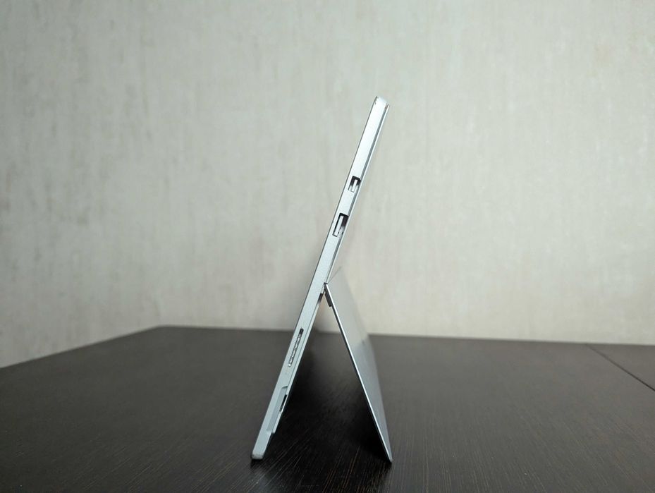 Microsoft Surface Pro 5 8/256gb Intel Core i7-7660u Батарея 96%