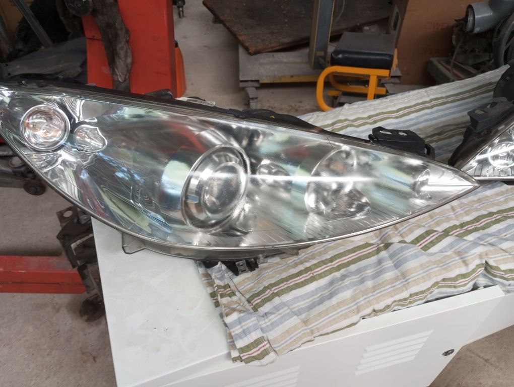 Farol direito e esquerdo do Peugeot RCZ
