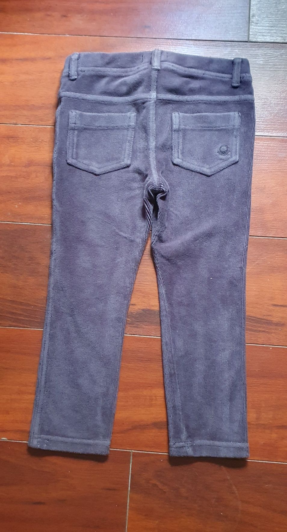 Calças Benetton + camisola + ganchos 2-3 anos