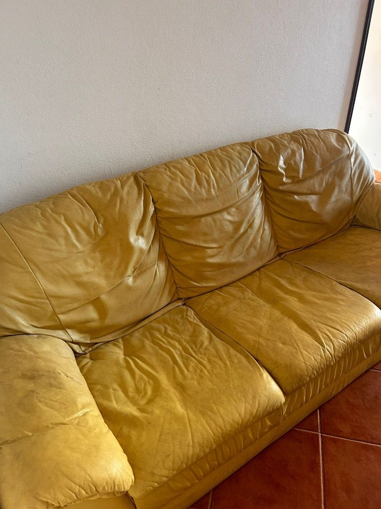 Sofá de 3 lugares em pele
