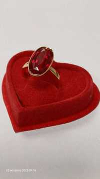 Złoty pierścionek z czerwonym kamieniem złoto 583 rozm.17