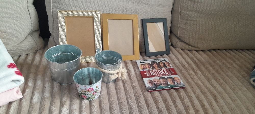 Metalowe doniczki na zioła ramki film Botoks