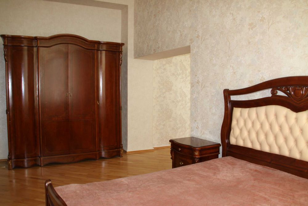 Сдем трехкомнатную квартиру в центре .