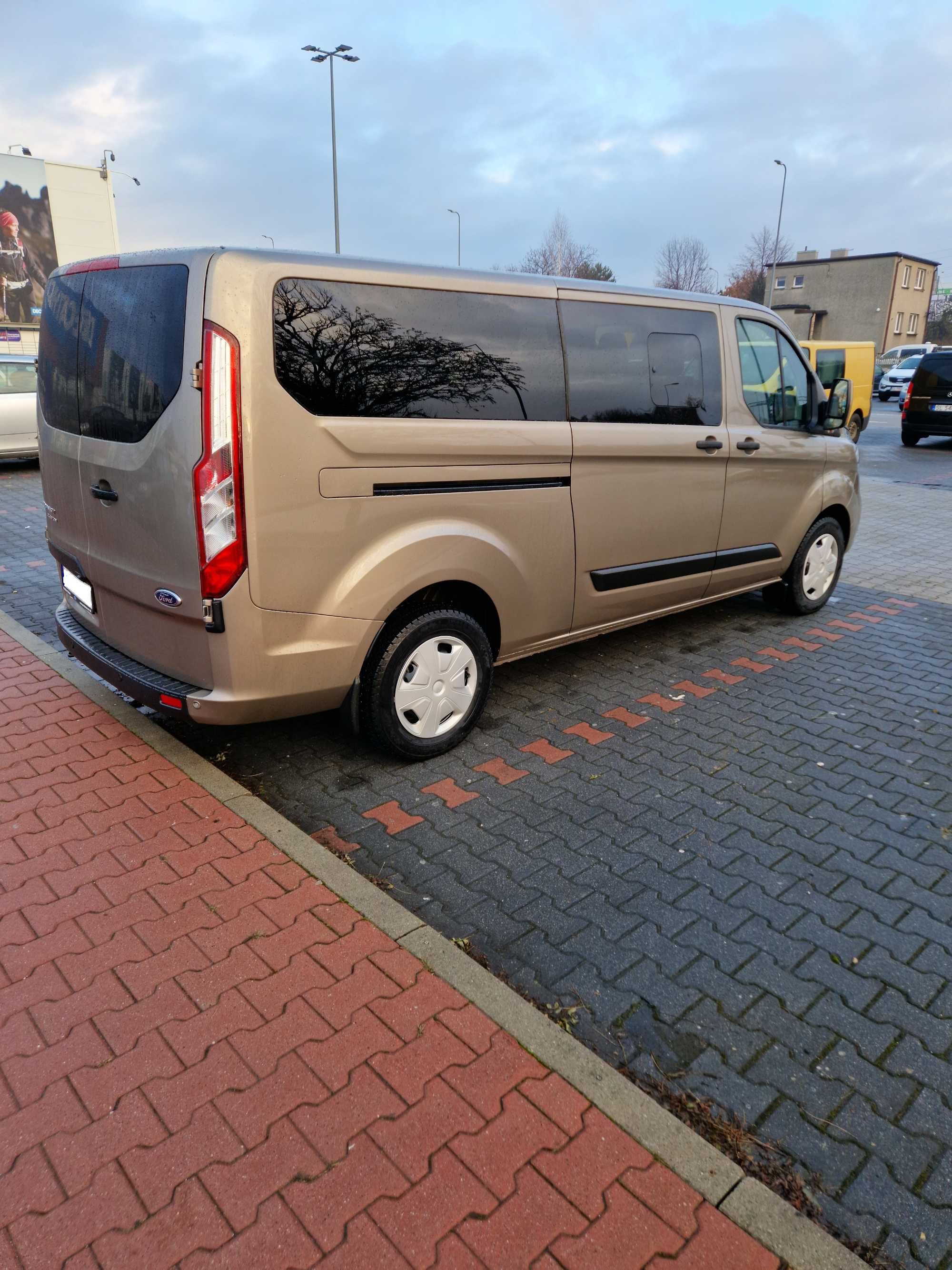 BUS 9 osobowy. Ford Transit Custom. Wynajem busa.