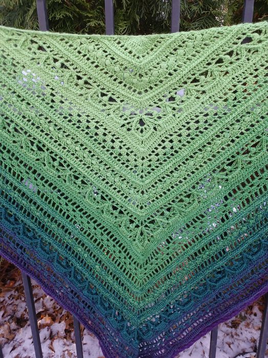 Duża ażurowa chusta ombre zrobiona szydełkiem