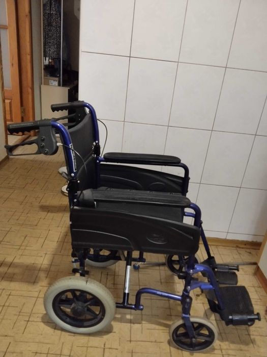 Візок для людини з інвалідністю