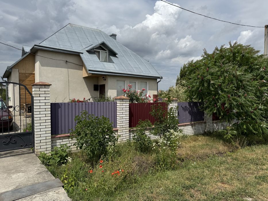 Продаж житлового будинку з землею