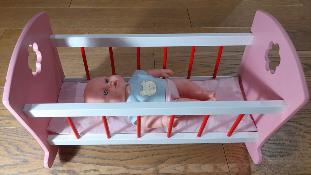 Drewniane różowe łóżeczko dla lalek, bobas, butelka z mlekiem