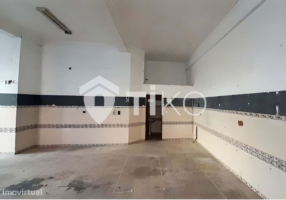 Loja com 2 janelas, ampla porta e montra frontal — Reboleira