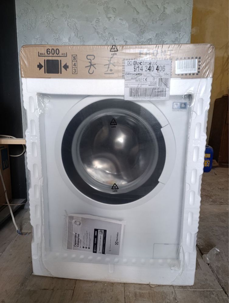 Пральна машина вузька Electrolux EW6S404WU