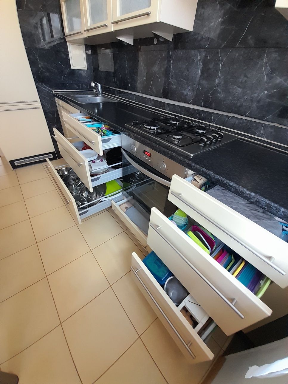 Meble kuchenne z AGD i stół z krzesłami