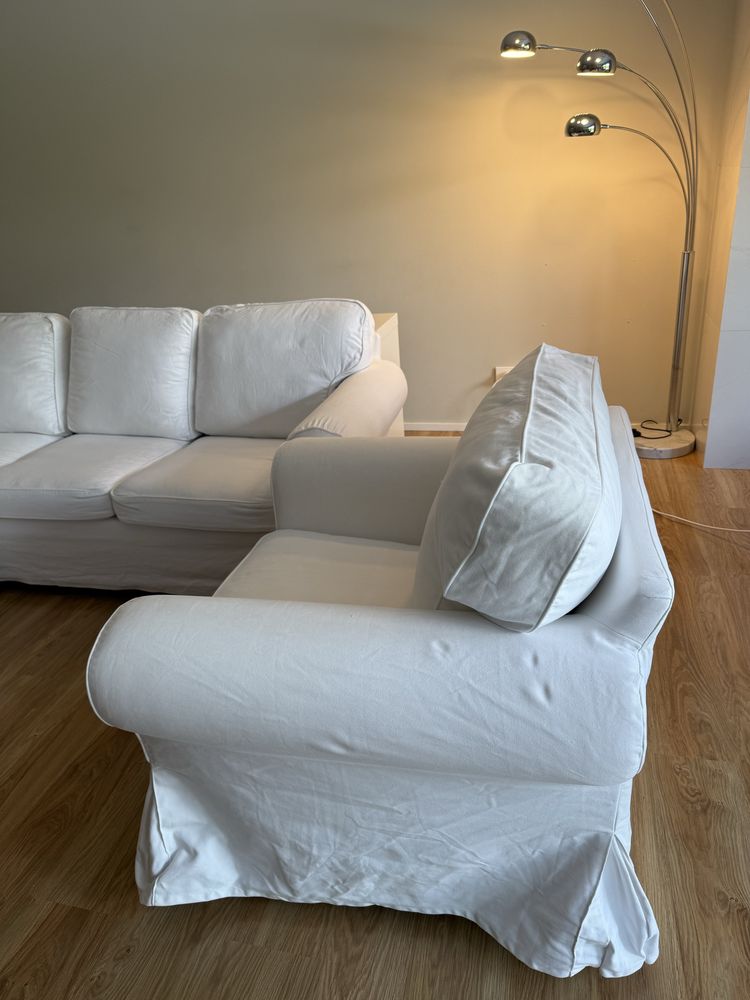 2 Sofás e repousa pés Ektorp, e mesa IKEA