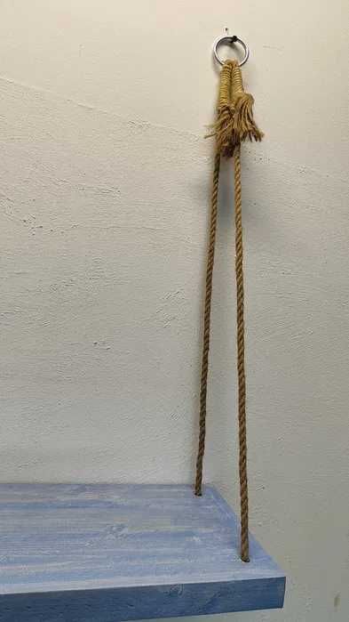 Prateleira em madeira com corda de sisal.