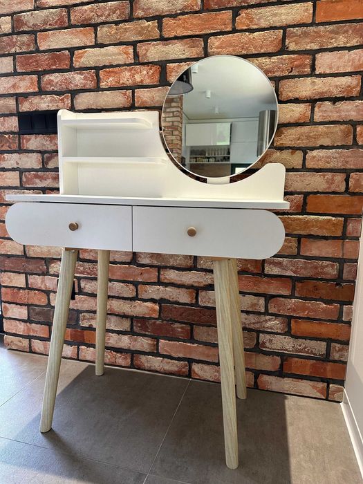 Toaletka kosmetyczna z lustrem