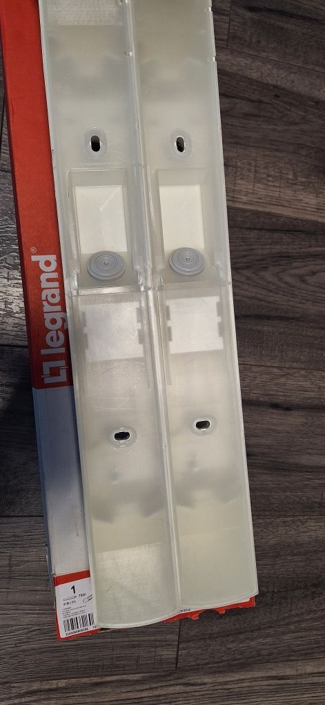 Oprawy natynkowe legrand 60620