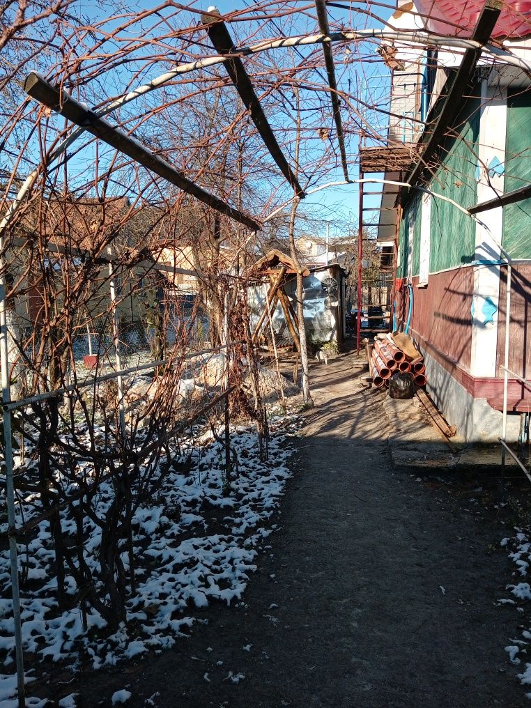 Дерев'яний будинок з трьох кімнат