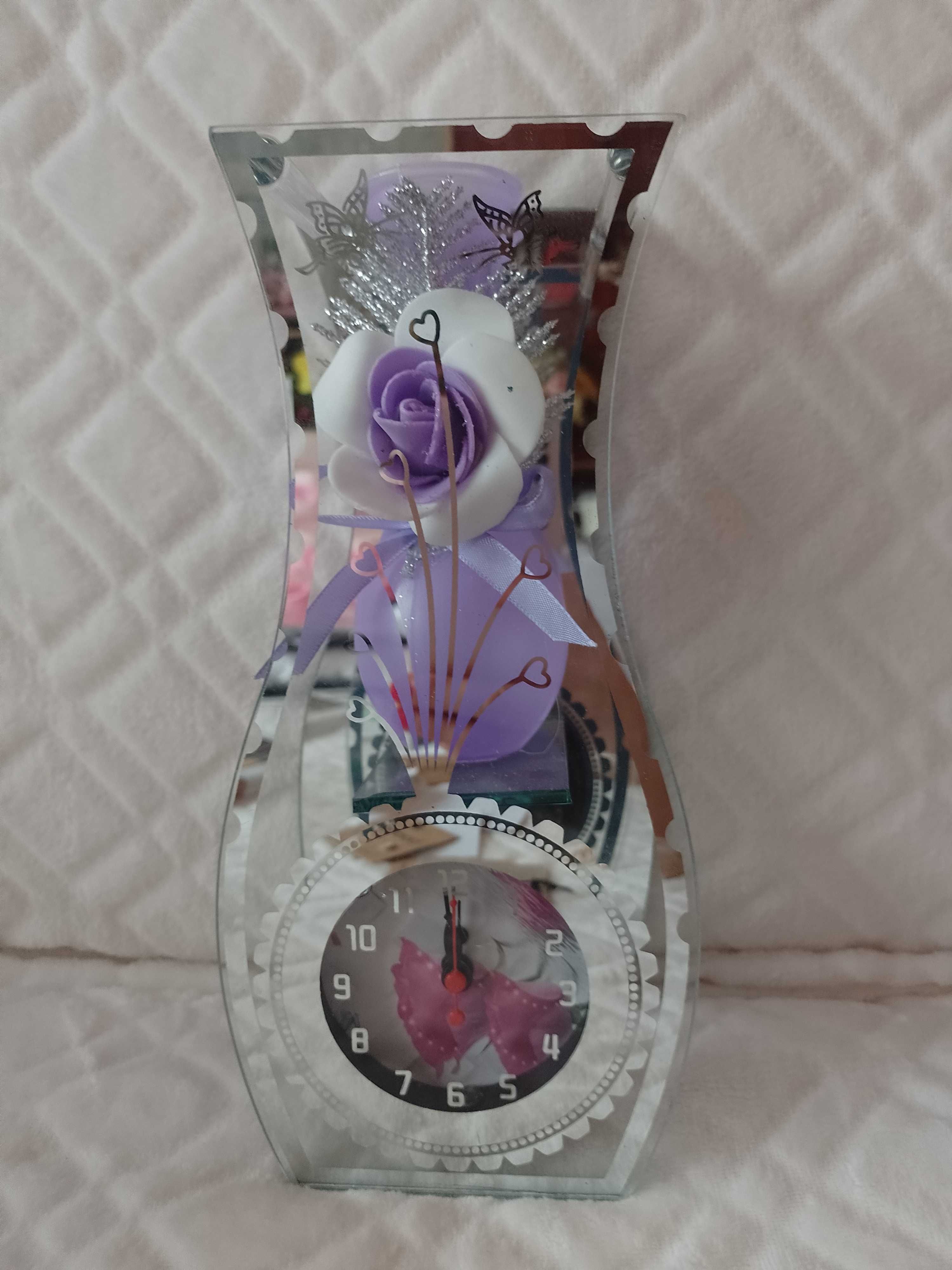 Ekskluzywny, Bogato zdobiony wazon z zegarem z Londynu