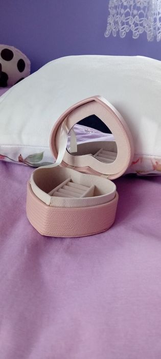 Mała szkatułka w kształcie serduszka