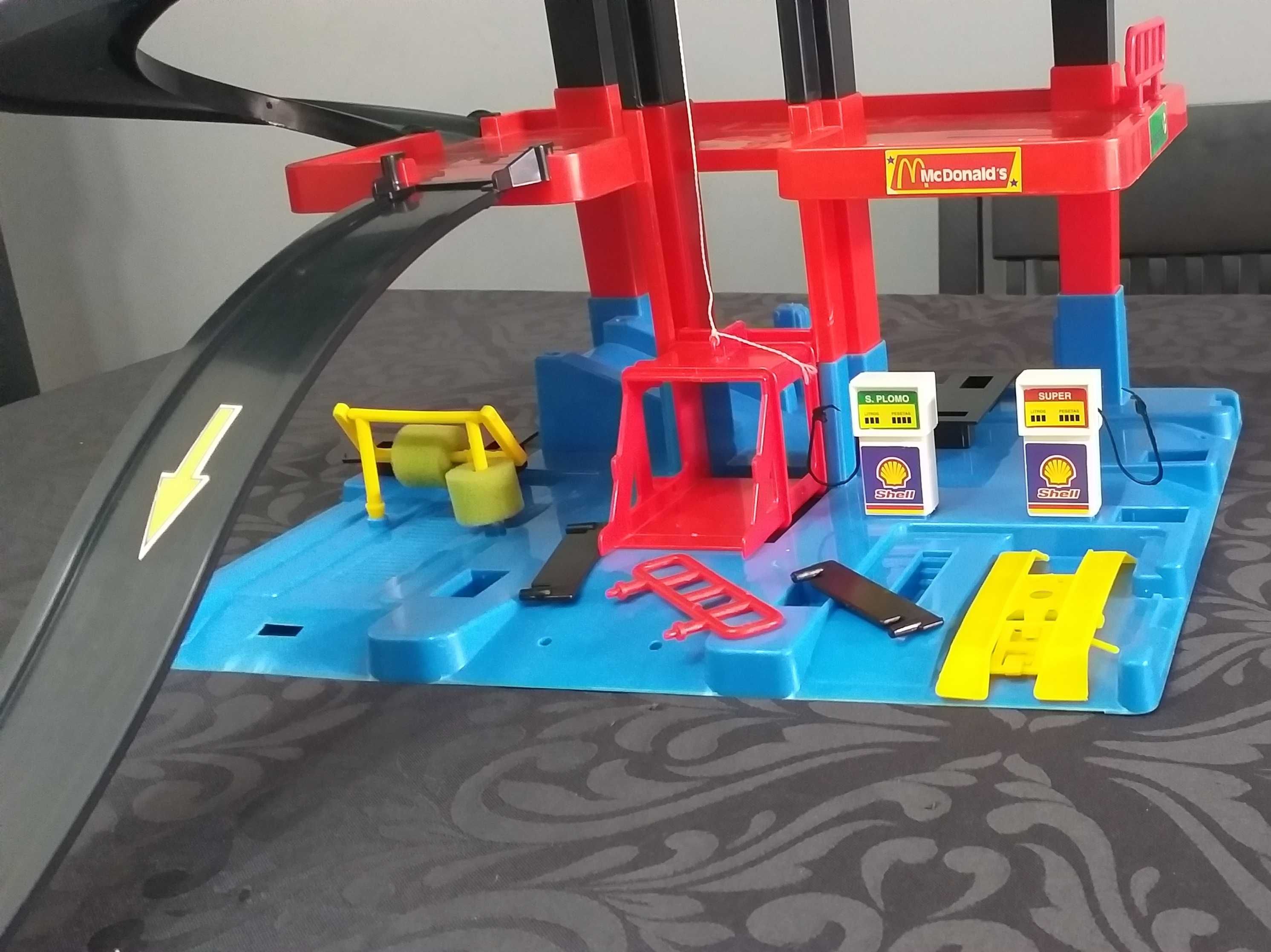 Brinquedo Garagem com 3 andares e elevador funcional