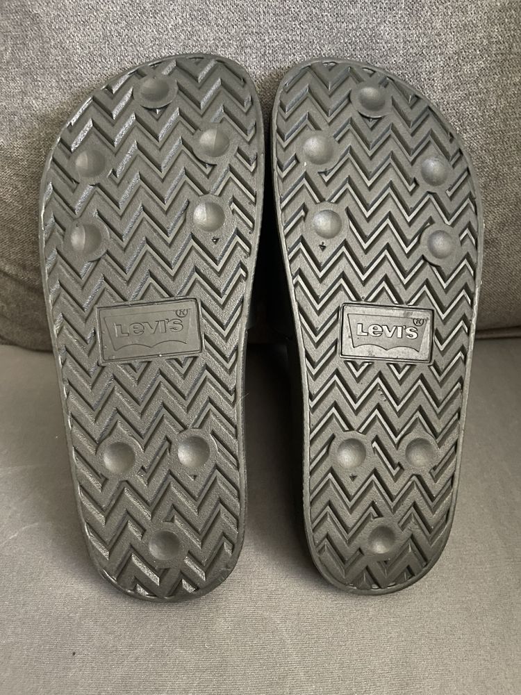 Чоловічі шльопанці Levi's 913380628 40.5 (8) 26.5 см Чорні