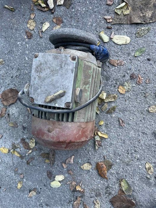 Електо двигун ,2.2квт.в вжитку майже не був,точив інколи свердла дома.