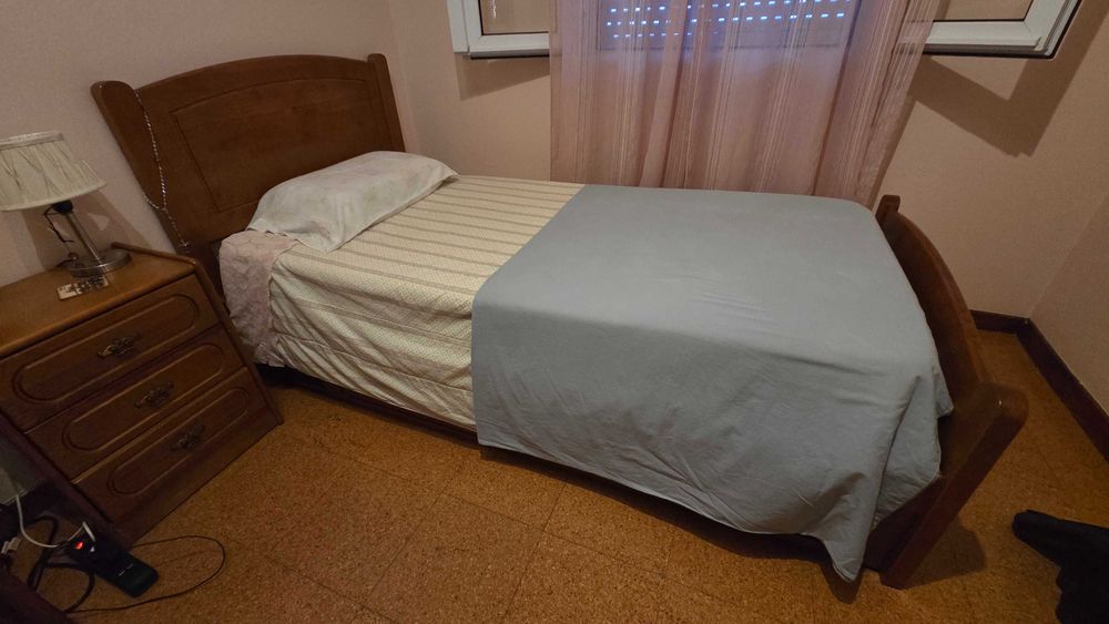 Conjunto solteiro. Cama mais duas mesas de cabeceira