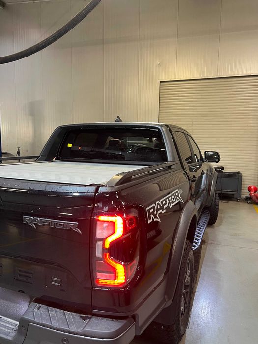 Nowa roleta elektryczna z owiewką tylną i relingami z Ford Raptor 2025