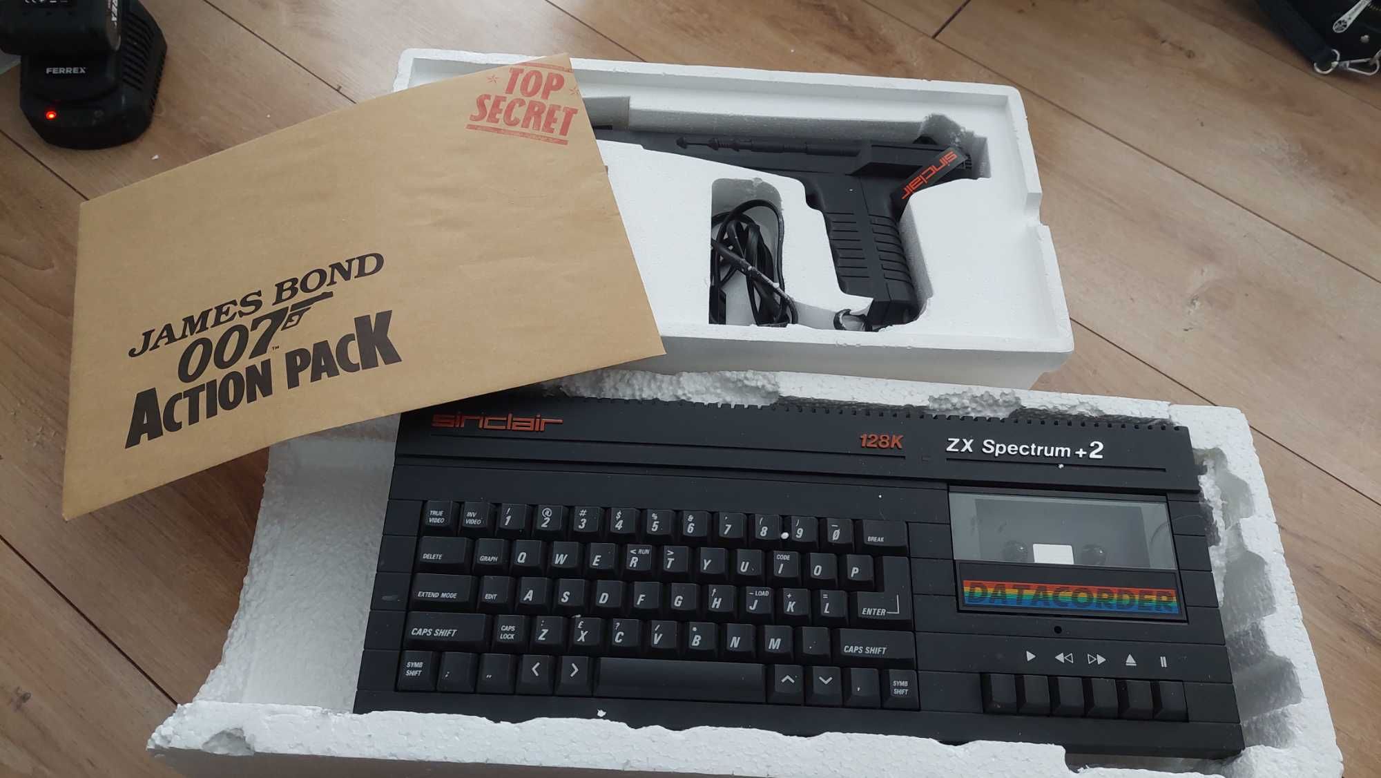 Komputer ZX Spectrum +2 zestaw James Bond 007 Action Pack + pistolet