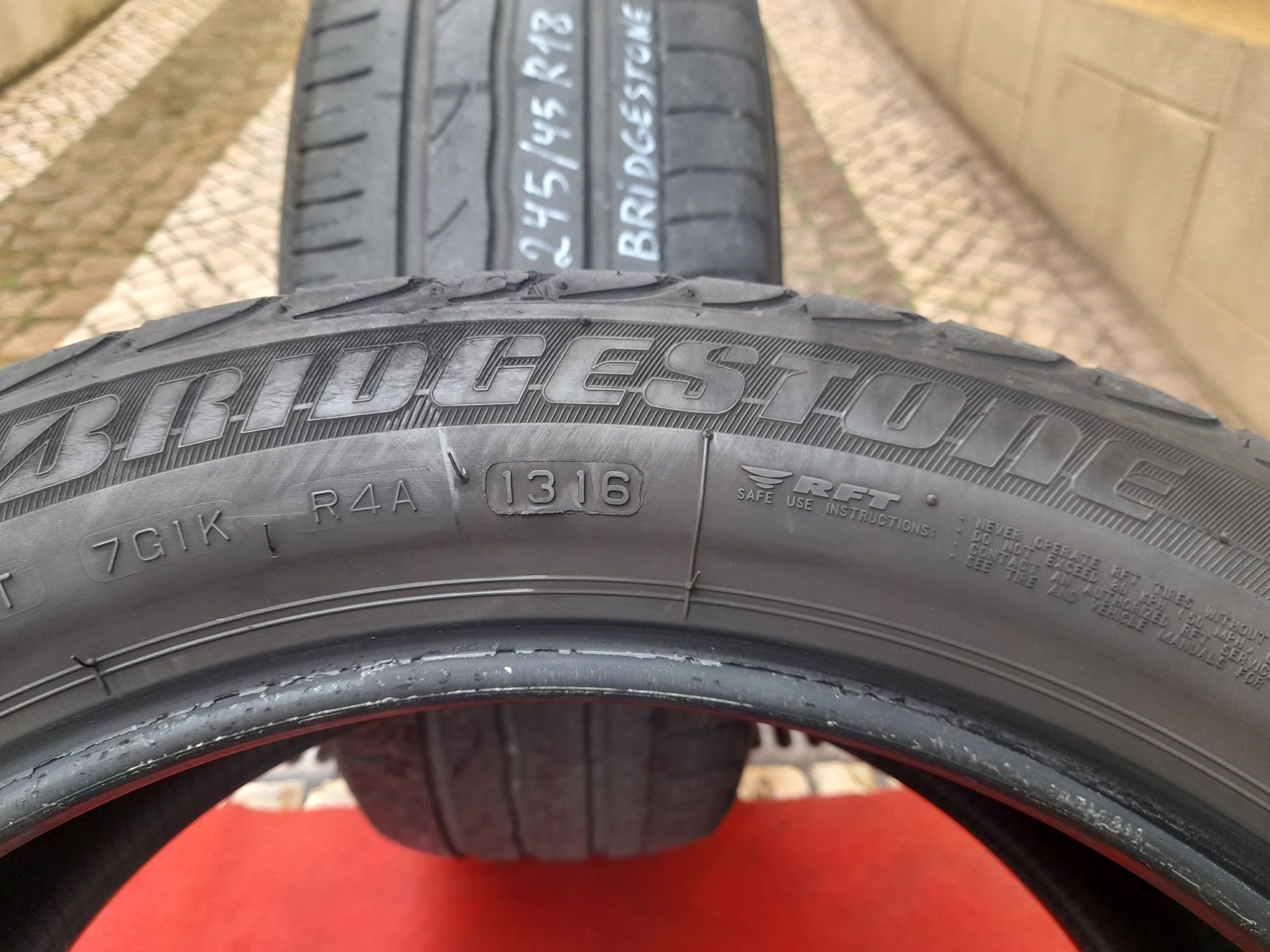 2 Pneus 215/35ZR18 e 245/45R18 Bridgestone