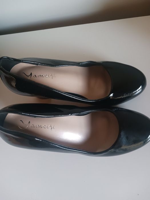 Sapatos pretos tacão medio também 35