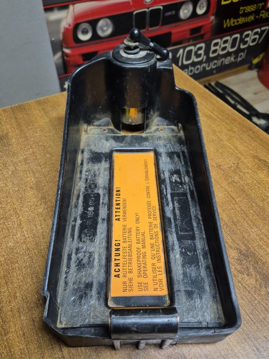 BMW E36 Cabrio Podstawa Tłumik Drgań Akumulatora w Bagażniku 8.169054