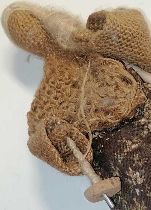 Boneca em palha/vime e Boneca em serapilheira com roca