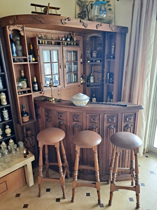 Bar em madeira com 3 bancos altos