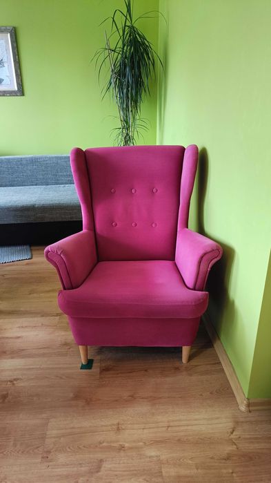różowy fotel uszak