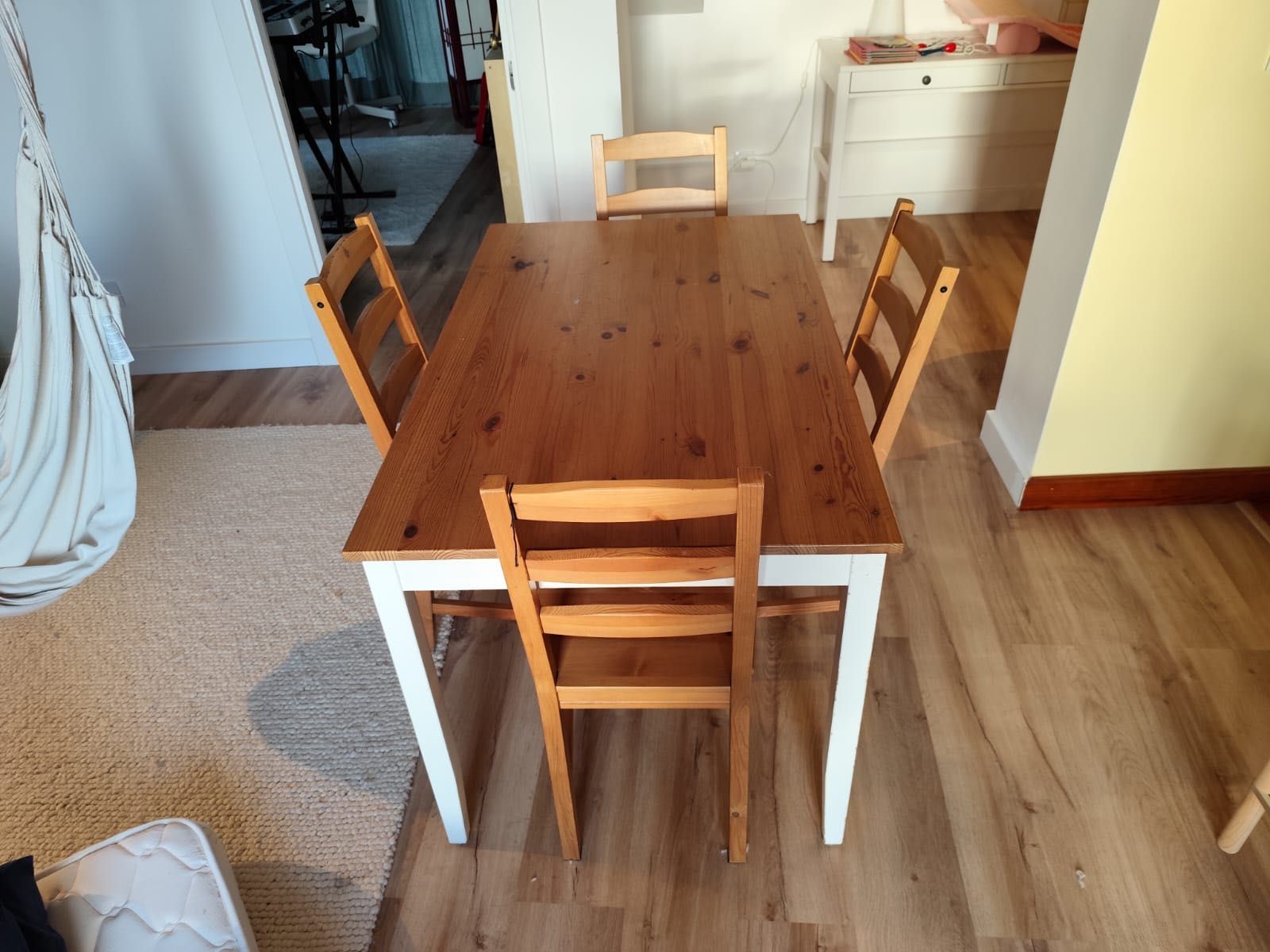 Mesa de jantar/cozinha com 4 cadeiras. Vendo o conjunto