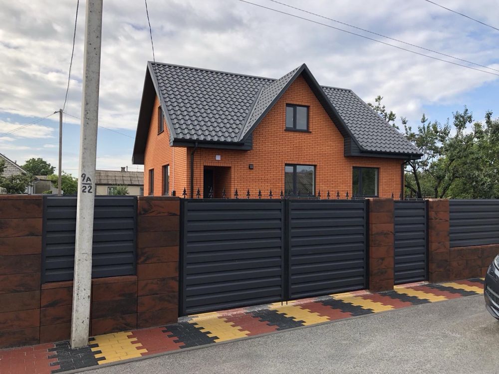 Продам будинок в районі ринку Урожай, 4 кімнати, кухня, ванна, гараж.